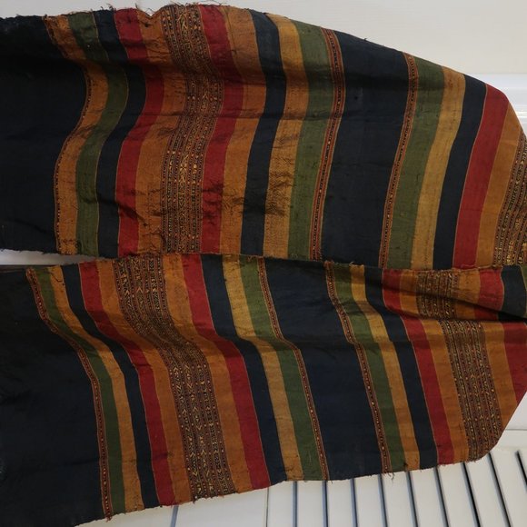 GORGEOUS SOUTHEAST ASIAN SILK SCARF - Picture 2 of 2